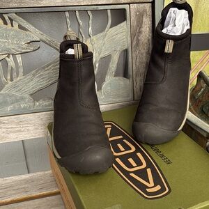 KEEN Black “Targhee II Chelsea” boot.
